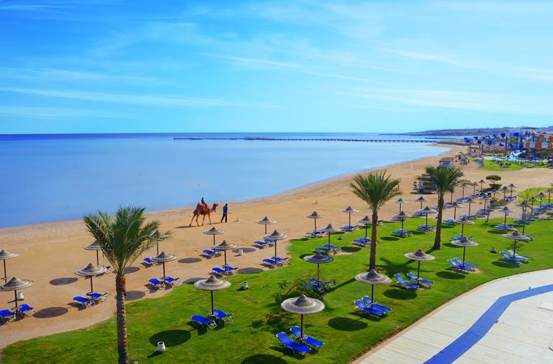 Het strand van hotel aquamarine in Hurghada