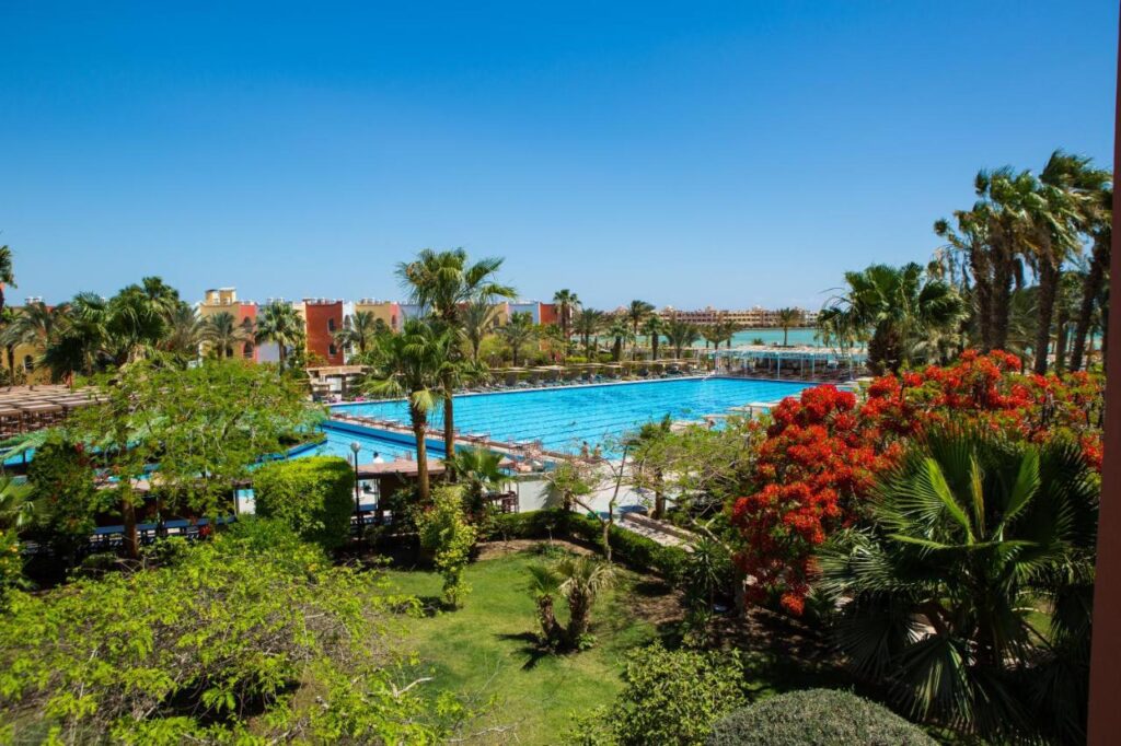 Arabia azur resort in hurghada met het zwembad op de achtergrond en de oceaan