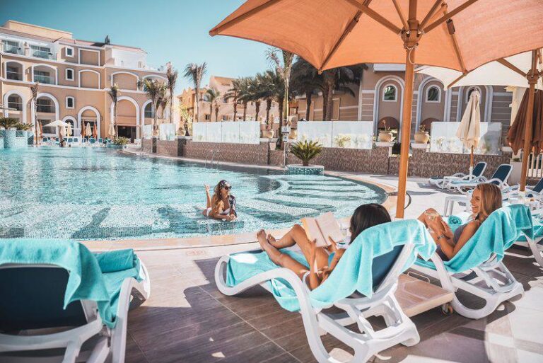 hotel kaisol romance resort in Hurghada zwembad met ligstoelen waar je lekker kan relaxen