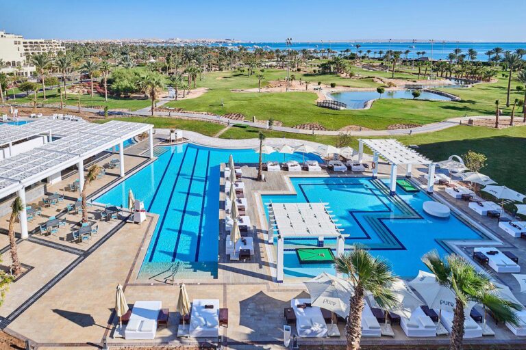 hotel steigenberger pure lifestyle in hurghada bovenaanzicht op het zwembad waar je biljarten