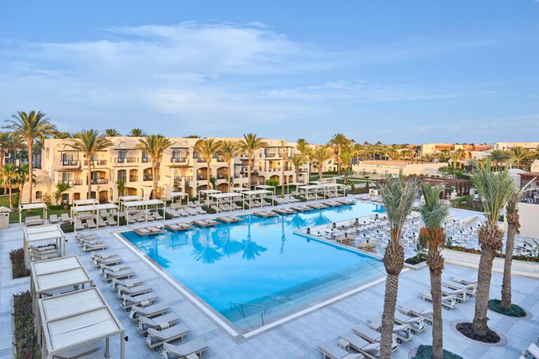 Hotel TUI Blue Makadi in Hurghada uitzicht op het zwembad van het hotel waar je heerlijk kunt zwemmen