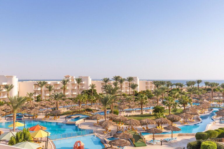 hurghada long beach resort in hurghada zwembad met laguane eraan waar je heerlijk de heledag kan liggen
