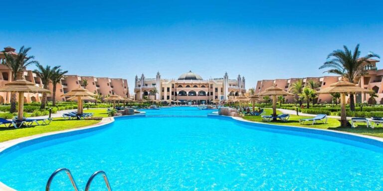 jasmine palace resort in hurghada grote zwembad van de achterkant