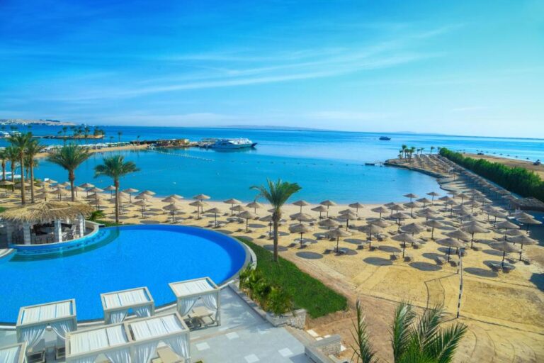 jaz casa del mar beach in hurghada met de zwembaden die het resort heeft met daarachter het strand die aan de oceaan zit met genoeg plek voor iedereen