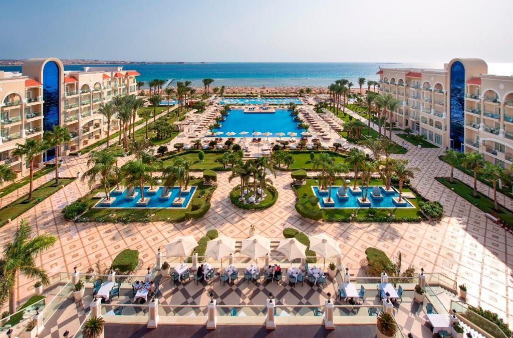 Premier le reve hotel spa in hurghada met uitzicht op de Rode Zee en het strand en het zwembad van het hotel