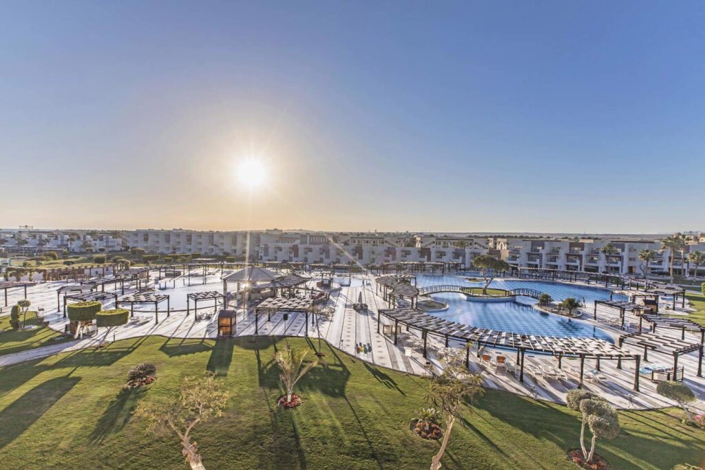 sunrise crystal bay resort hurghada foto van het balkon over het resort met uitzicht op de verschillende zwembaden die ze hebben