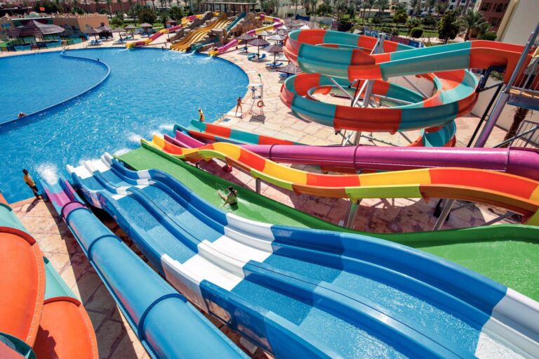 sunrise royal makadi resort hurghada glijbanen park met het zwembad waar ze heen gaan, genoeg ruimte voor iedereen