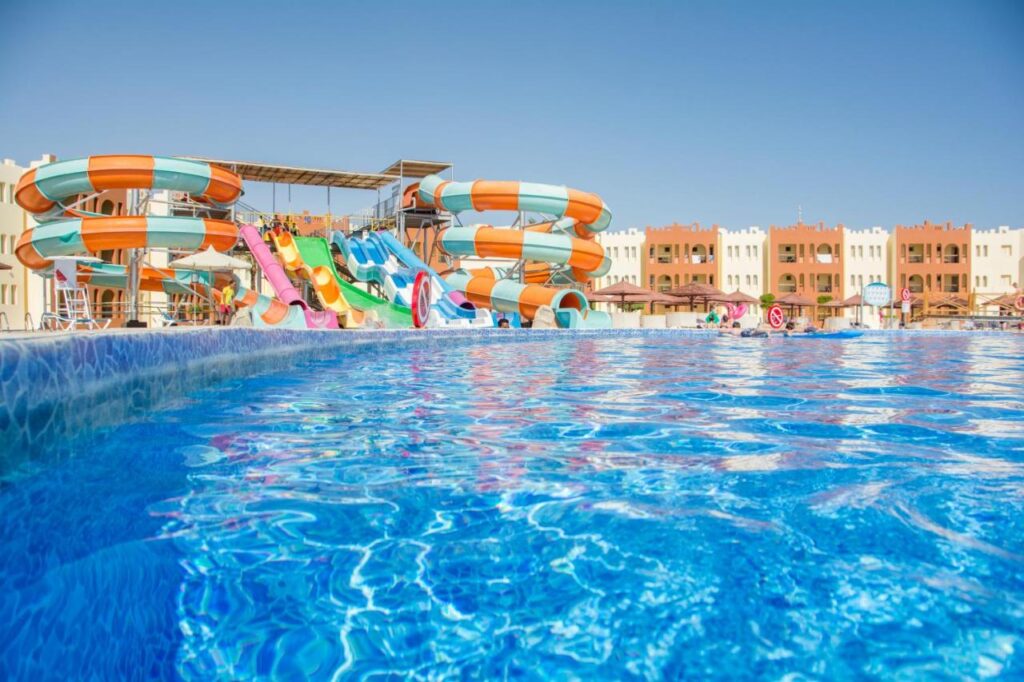 sunrise royal makadi resort hurghada glijbanen park die naar het zwembad uitlopen met de kamers op de achtergrond