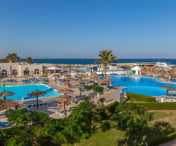 alladin beach resort zwembaden met terras en ligstoelen