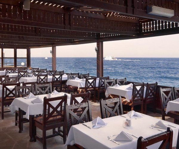 arabella azur resort restaurant waar je uitzicht hebt op de oceaan