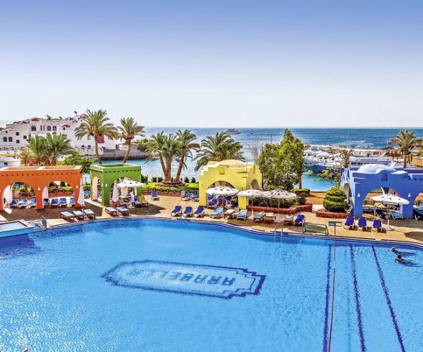 arabella azur resort zwembad bovenaanzicht met terras en zee op de achtergrond
