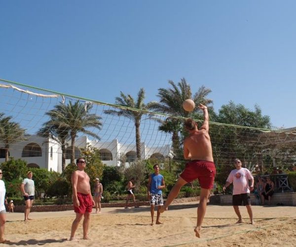 arabia azur beach beachvolleybal wedstrijd tussen verschillende gasten die er verblijven