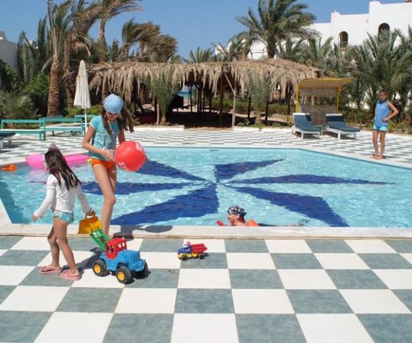 arabia azur beach kinderbad waar de kinderen veilig en lekker kunnen zwemmen