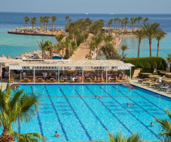arabia azur beach zwembad met terras en uitzicht op de oceaan