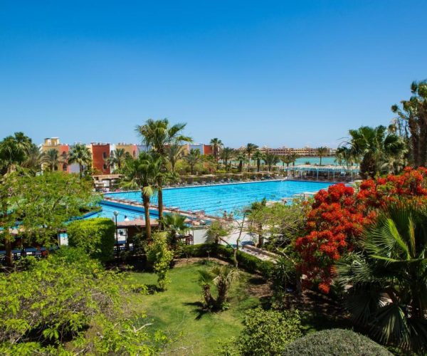 Arabia azur resort in hurghada met het zwembad op de achtergrond en de oceaan