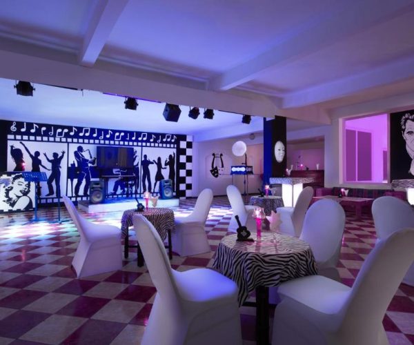 bel air azur resort hurghada nachtclub waar optredens worden gegeven voor de gasten