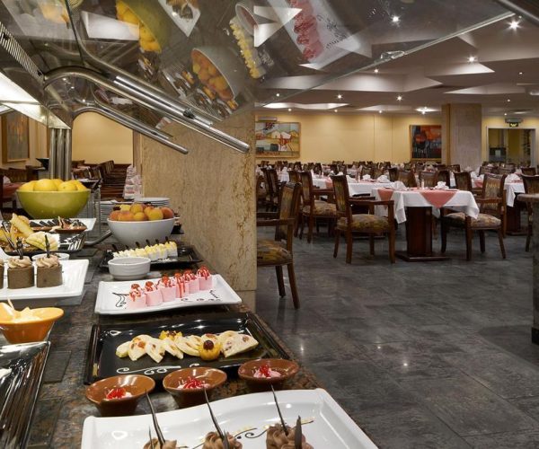 bel air azur resort hurghada in een van de restaurants waar een buffet staat