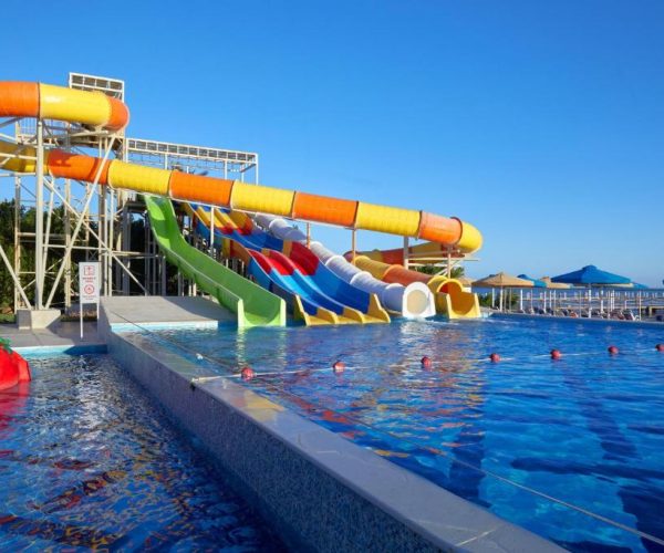 bellagio beach resort and spa glijbanen park met zwembaden er aan voor het strand