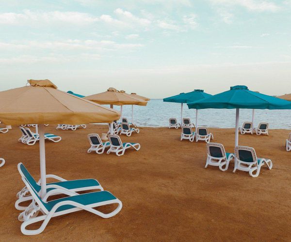 bellagio beach resort and spa op het strand voor het resort waar je heerlijk kan zonnen overdag