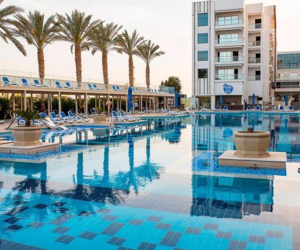 bellagio beach resort and spa zwembaden met ligstoelen voor alle gasten