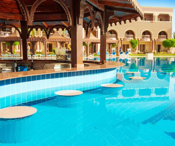 zwembad met poolbar sunrise mamlouk palace resort hurghada in egypte