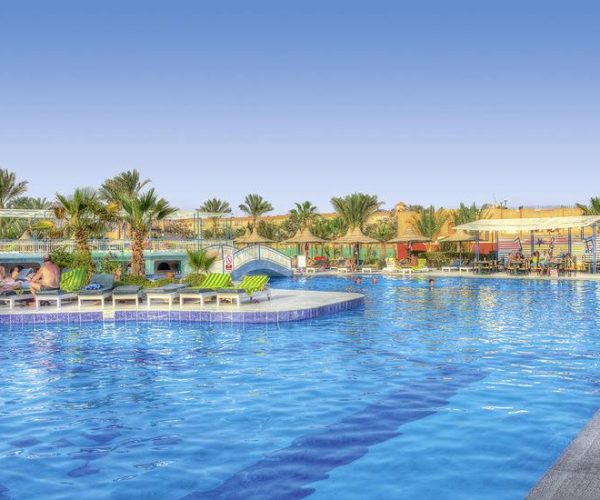 giftun azur resort zwembad in het resort waar je heerlijk kan zwemmen