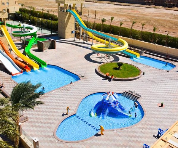 golden beach resort glijbanen voor de kids om vanaf te gaan met de omliggende kinder baden
