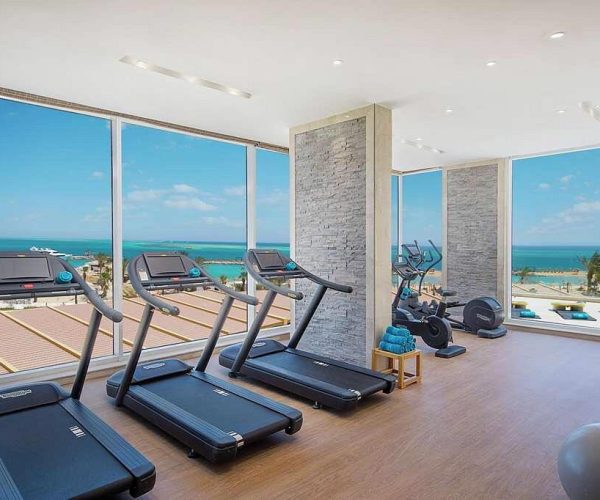 hilton hurghada plaza hotel fitness ruimte voor de gasten die willen sporten met uitzicht op de oceaan