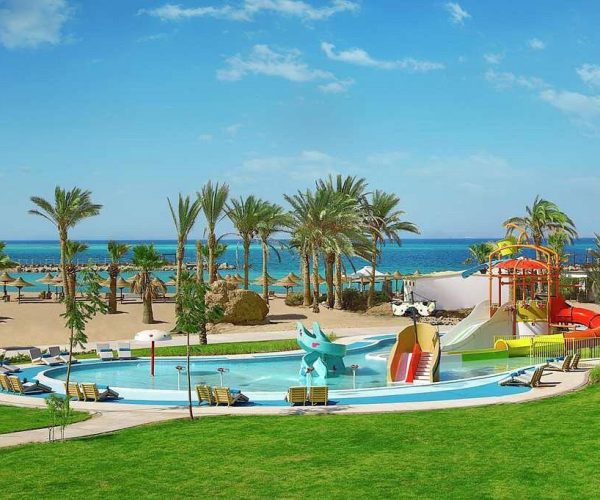 hilton hurghada plaza hotel kinderbad met glijbanen waar de kinderen veilig kunnen zwemmen