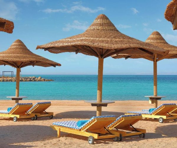 hilton hurghada plaza hotel op het strand waar de ligbedden al klaar liggen