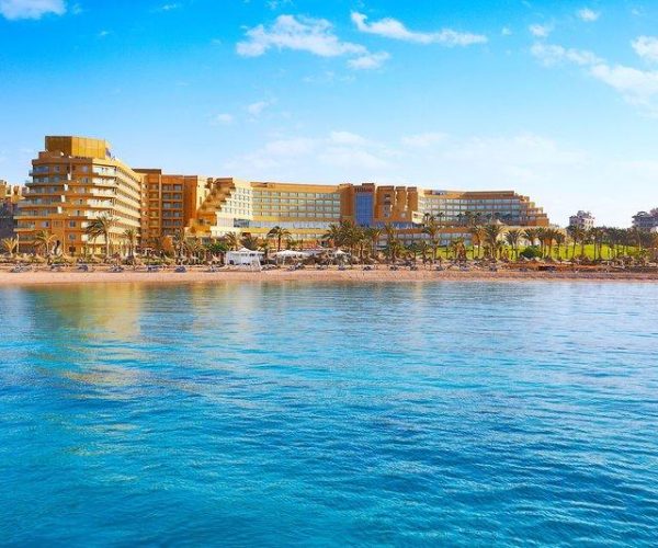 hilton hurghada plaza hotel als je vanaf de zee kijkt naar het resort