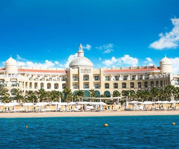 hotel kaisol romance resort in Hurghada aanzicht vanaf de zee naar het resort toe met prachtig weer