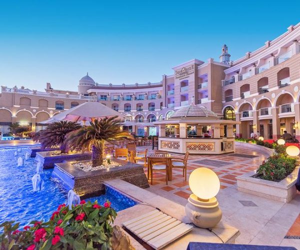 hotel kaisol romance resort in Hurghada aanzicht aan de zijkant met terrasjes