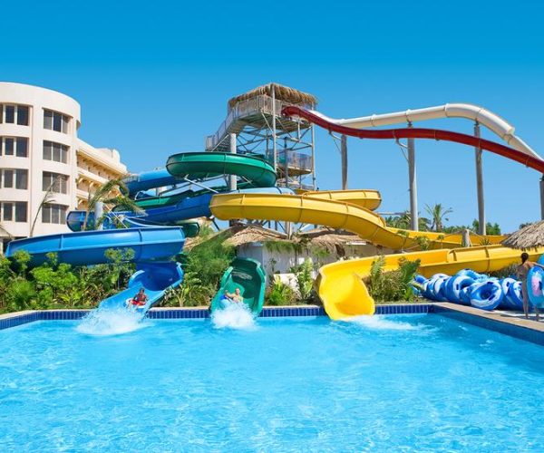 hotel sindbad club hurghada zwembad met de drie glijbanen die er naar toe lopen