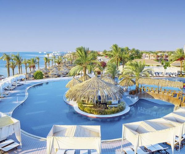hotel sindbad club hurghada zwembad met terras en parasols waar je heerlijk kan liggen op een warme dag