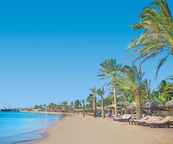 hotel sindbad club hurghada aan de zee met een strak blauwe lucht waar je heerlijk kan zonnen