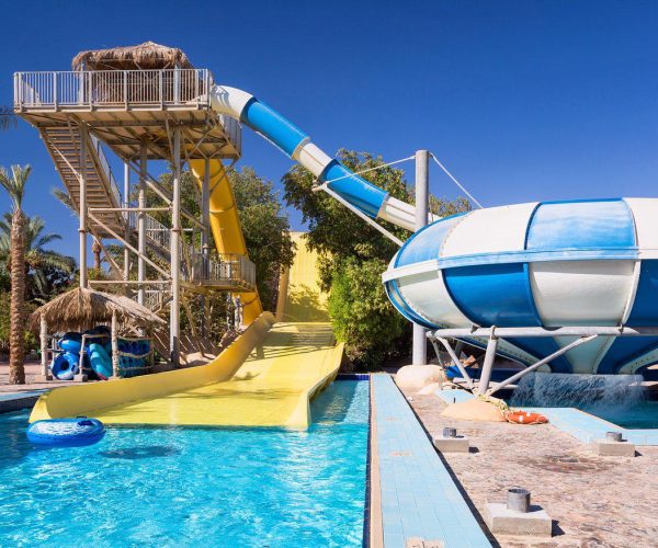 hotel sindbad club hurghada zwembad met twee grote glijbanen die er naar toe lopen