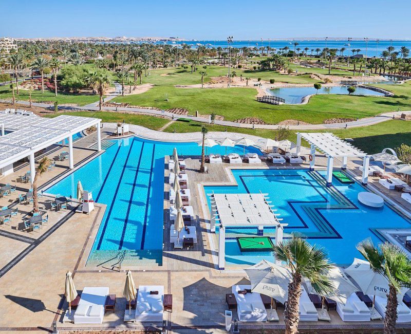 hotel steigenberger pure lifestyle in hurghada bovenaanzicht op het zwembad waar je biljarten