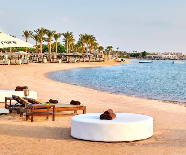 hotel steigenberger pure lifestyle in hurghada het strand waar je lekker kan chillen de heledag op de ligbedden