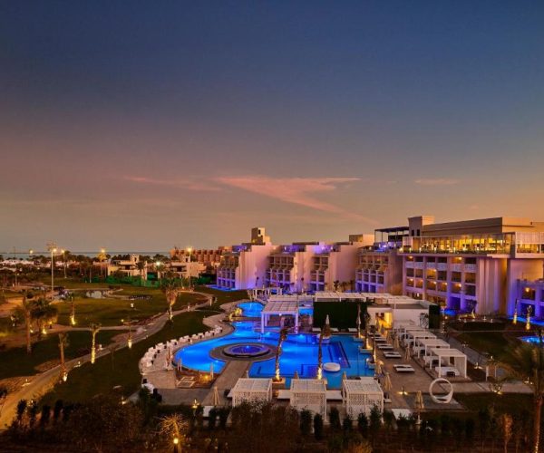 hotel steigenberger pure lifestyle in hurghada bovenaanzicht als het donker begint te worden