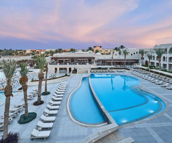 Hotel TUI Blue Makadi in Hurghada zwembad zewmbad van een andere hoek met genoeg plek waar je kunt liggen