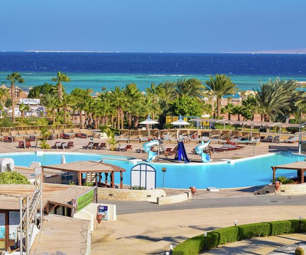 Hurghada coral beach hotel zwembad met de Rode Zee op de achtergrond en het strand
