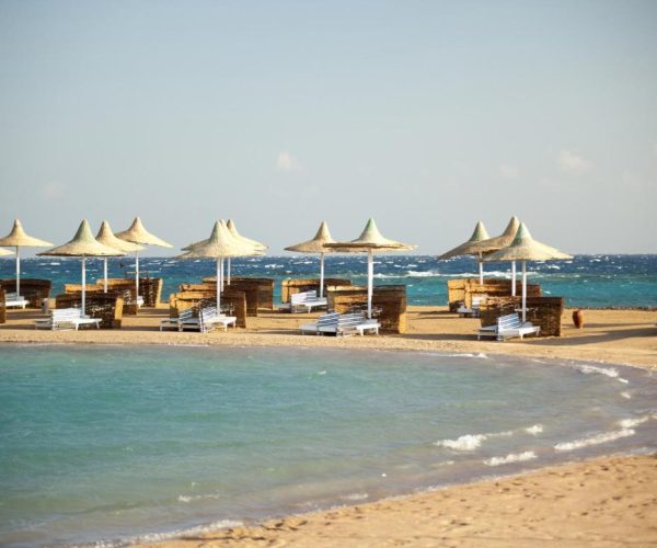 hurghada coral beach hotel in hurghada strand waar je heerlijk kan liggen zonnen of lekker zwemmen
