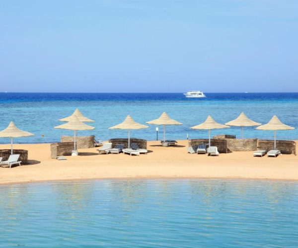 hurghada coral beach hotel in hurghada strand met ligbedden met de oceaan in de verte
