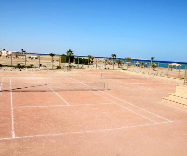 hurghada coral beach hotel in hurghada de tennisbaan die het resort heeft te bieden waar je lekker kan sporten