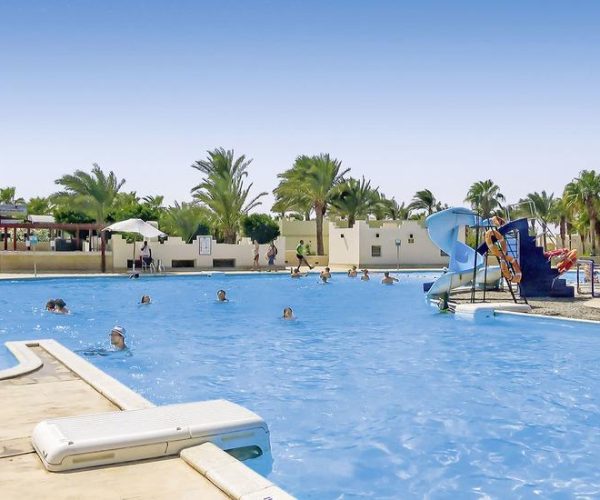 hurghada coral beach hotel in hurghada zwembad met glijbaan waar je heerlijk kan zwemmen