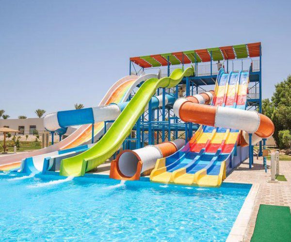 hurghada long beach resort in hurghada glijbanen bij het zwembad waar de kinderen mooi vanaf kunnen glijden