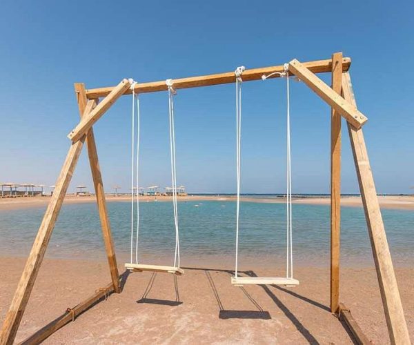 hurghada long beach resort in hurghada strand waar je op een schommel kan