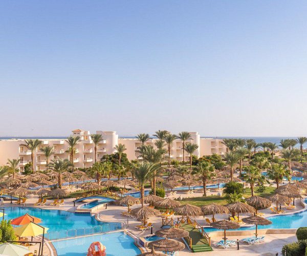 hurghada long beach resort in hurghada zwembad met laguane eraan waar je heerlijk de heledag kan liggen