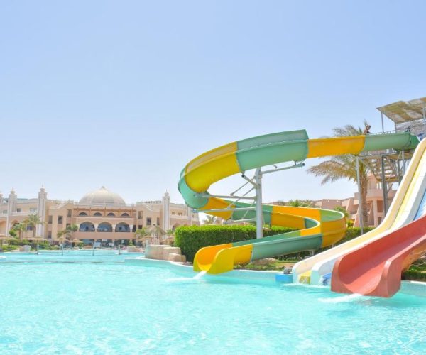 jasmine palace resort in hurghada glijbanen met het zwembad er aan